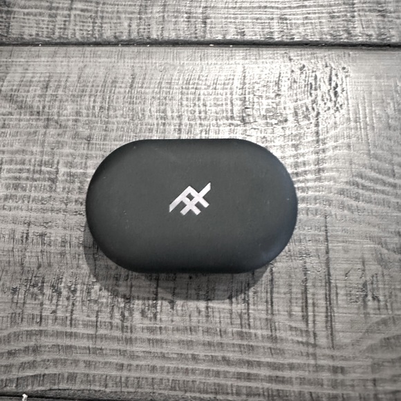 These are iFrogz wireless earbuds. They are like new! - Picture 1 of 4